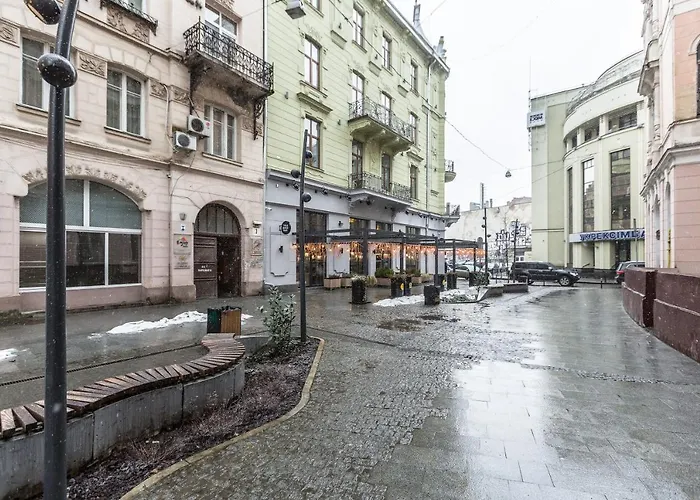 Біля Готелю Жорж Подобово Львів Вулиця Руданського 3
